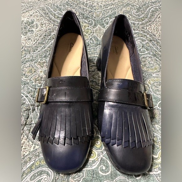 Clarks Shoes - Clark’s 7.5M Women’s Navy shoes. Leather upper with kilt detail, buckle strap.